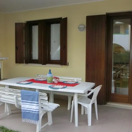 Apartment With Garden In Residence With Pool