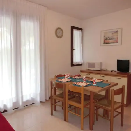 Apartment With Garden In Residence With Pool Daire